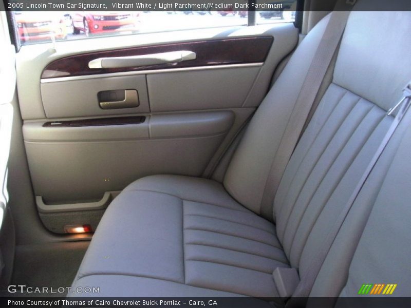 Vibrant White / Light Parchment/Medium Dark Parchment 2005 Lincoln Town Car Signature