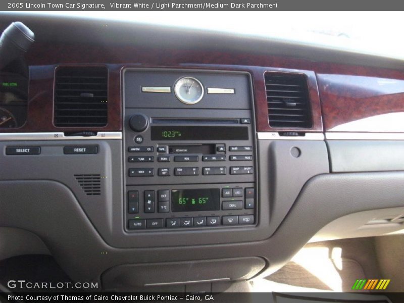 Vibrant White / Light Parchment/Medium Dark Parchment 2005 Lincoln Town Car Signature