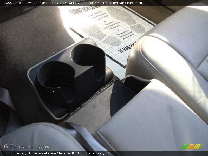 Vibrant White / Light Parchment/Medium Dark Parchment 2005 Lincoln Town Car Signature