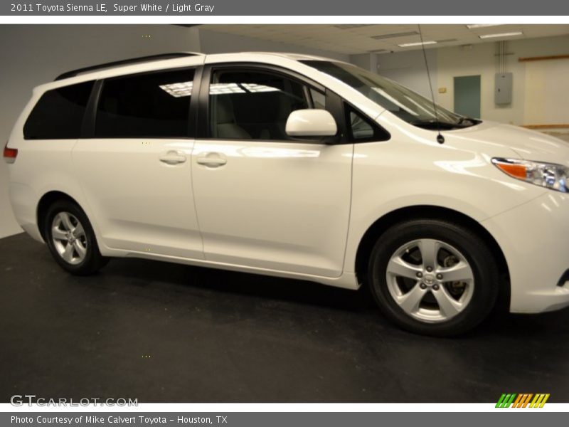 Super White / Light Gray 2011 Toyota Sienna LE