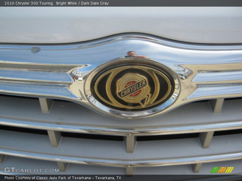 Bright White / Dark Slate Gray 2010 Chrysler 300 Touring