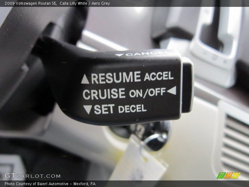 Calla Lilly White / Aero Grey 2009 Volkswagen Routan SE