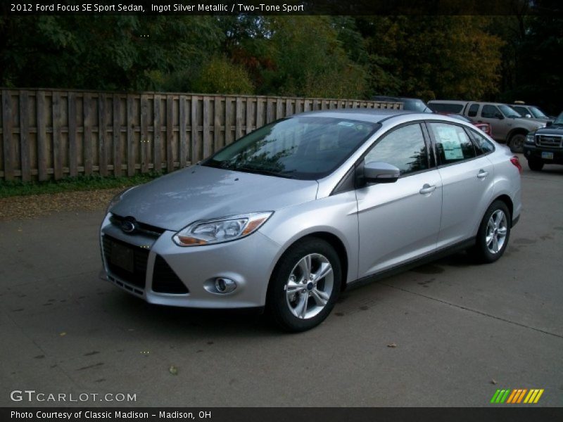 Ingot Silver Metallic / Two-Tone Sport 2012 Ford Focus SE Sport Sedan