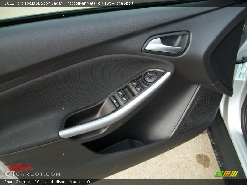 Ingot Silver Metallic / Two-Tone Sport 2012 Ford Focus SE Sport Sedan