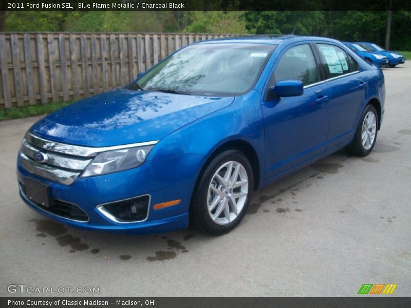 Front 3/4 View of 2011 Fusion SEL