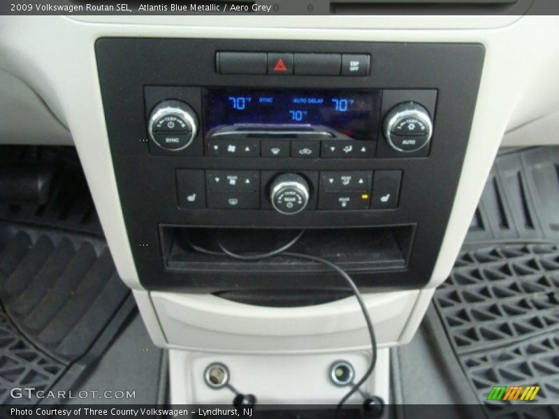 Atlantis Blue Metallic / Aero Grey 2009 Volkswagen Routan SEL