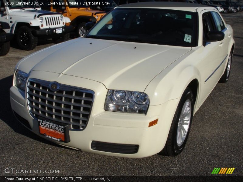Cool Vanilla White / Dark Slate Gray 2009 Chrysler 300 LX