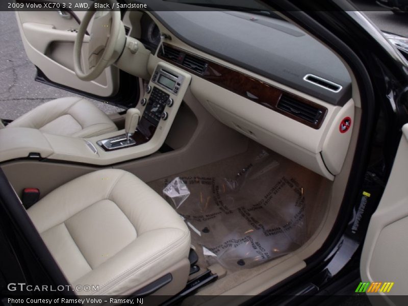 Black / Sandstone 2009 Volvo XC70 3.2 AWD