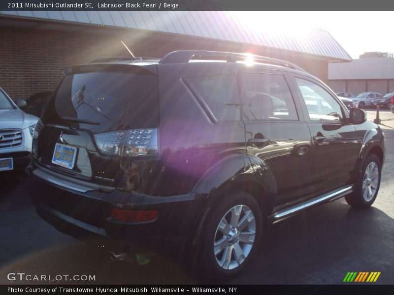 Labrador Black Pearl / Beige 2011 Mitsubishi Outlander SE