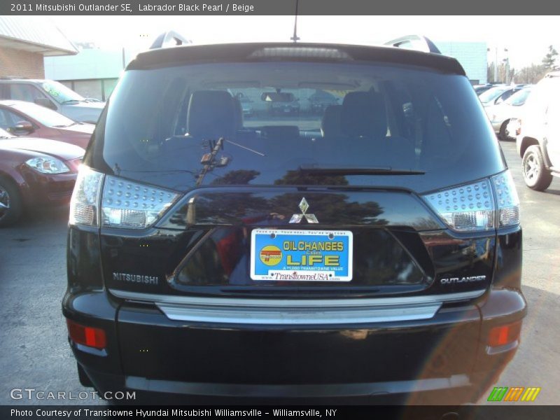Labrador Black Pearl / Beige 2011 Mitsubishi Outlander SE