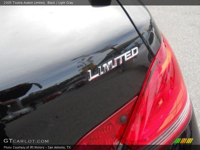 Black / Light Gray 2005 Toyota Avalon Limited