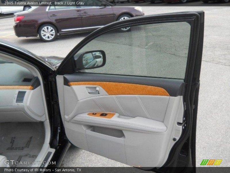 Black / Light Gray 2005 Toyota Avalon Limited