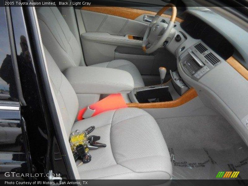 Black / Light Gray 2005 Toyota Avalon Limited
