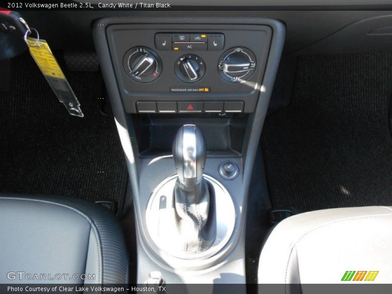 Candy White / Titan Black 2012 Volkswagen Beetle 2.5L