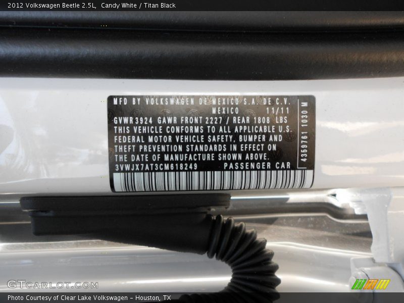 Candy White / Titan Black 2012 Volkswagen Beetle 2.5L