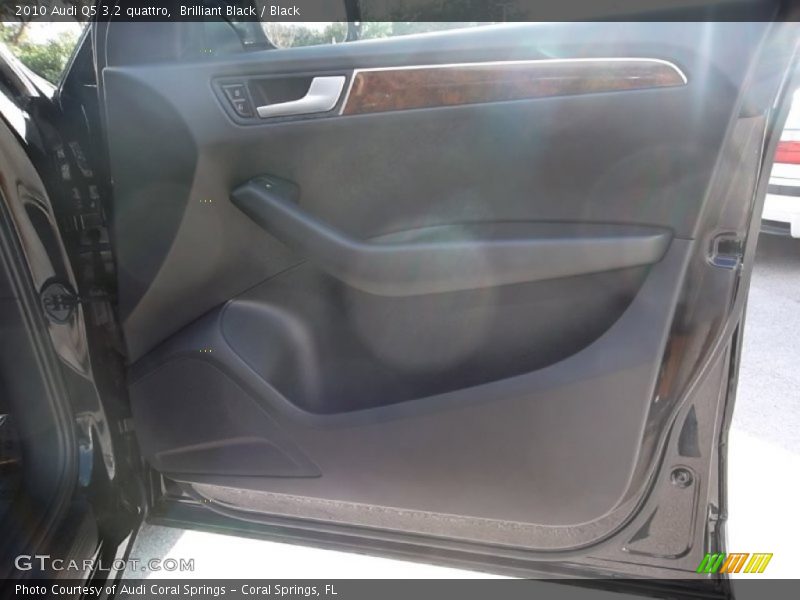 Brilliant Black / Black 2010 Audi Q5 3.2 quattro