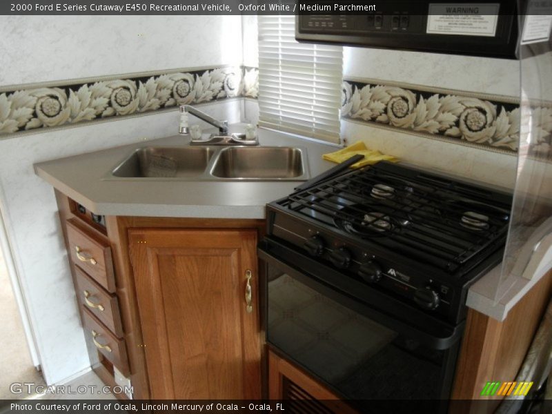 Oxford White / Medium Parchment 2000 Ford E Series Cutaway E450 Recreational Vehicle