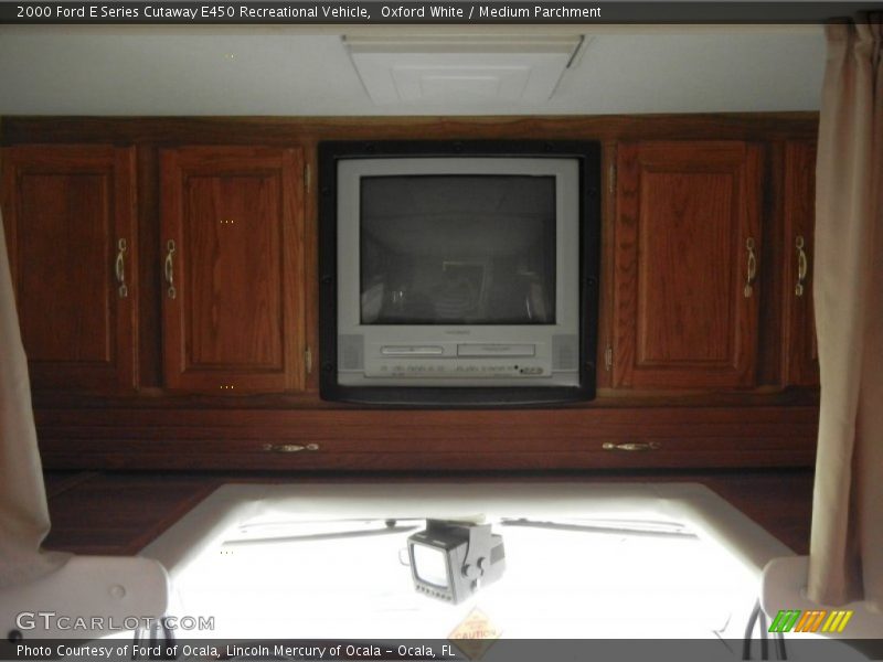 Oxford White / Medium Parchment 2000 Ford E Series Cutaway E450 Recreational Vehicle