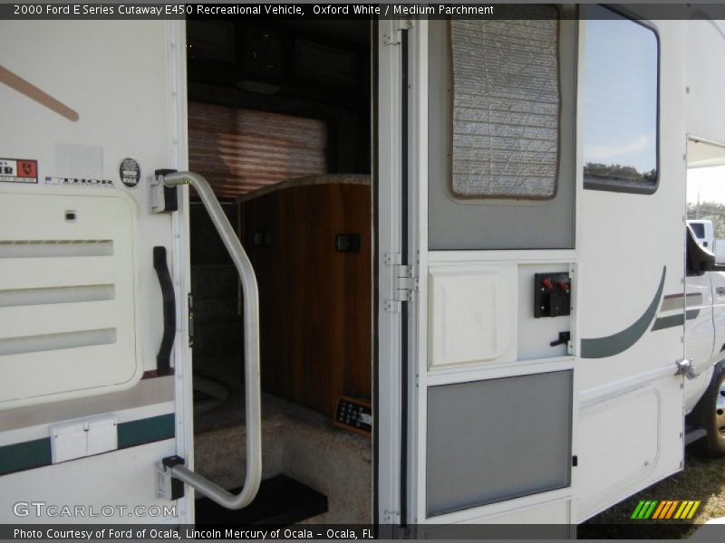 Oxford White / Medium Parchment 2000 Ford E Series Cutaway E450 Recreational Vehicle