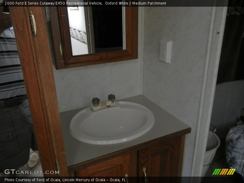 Oxford White / Medium Parchment 2000 Ford E Series Cutaway E450 Recreational Vehicle