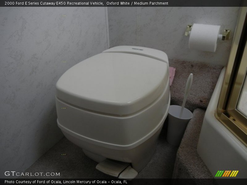 Oxford White / Medium Parchment 2000 Ford E Series Cutaway E450 Recreational Vehicle