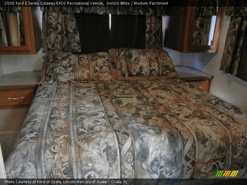 Oxford White / Medium Parchment 2000 Ford E Series Cutaway E450 Recreational Vehicle