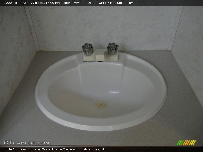 Oxford White / Medium Parchment 2000 Ford E Series Cutaway E450 Recreational Vehicle