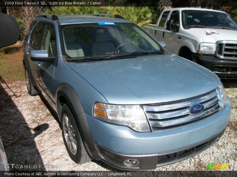 Front 3/4 View of 2009 Taurus X SEL