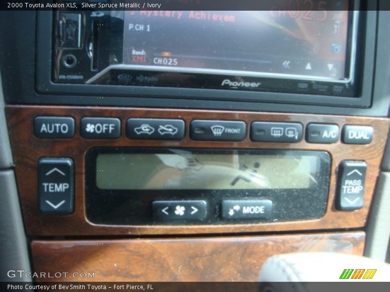 Silver Spruce Metallic / Ivory 2000 Toyota Avalon XLS