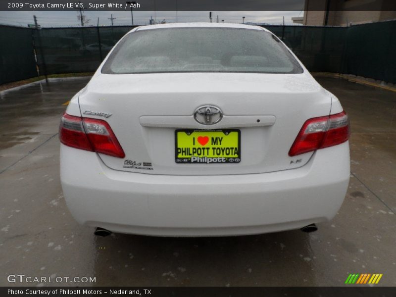 Super White / Ash 2009 Toyota Camry LE V6