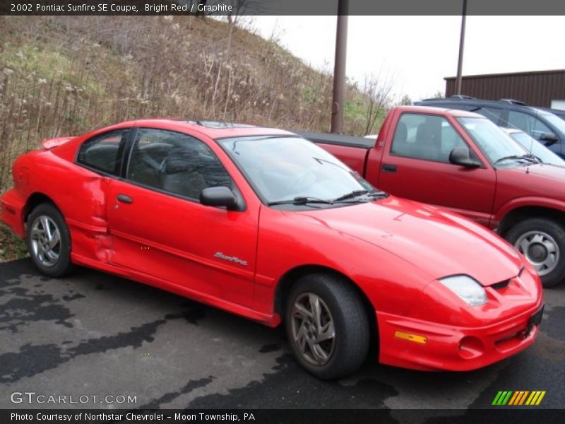 Bright Red / Graphite 2002 Pontiac Sunfire SE Coupe