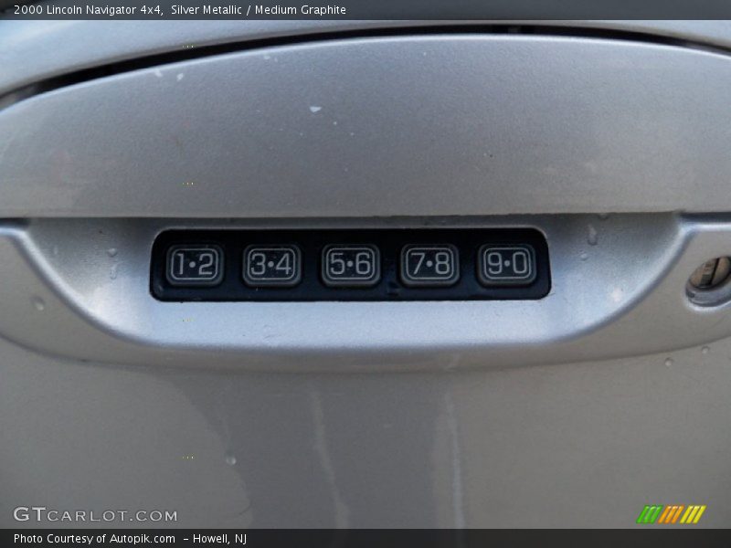 Silver Metallic / Medium Graphite 2000 Lincoln Navigator 4x4