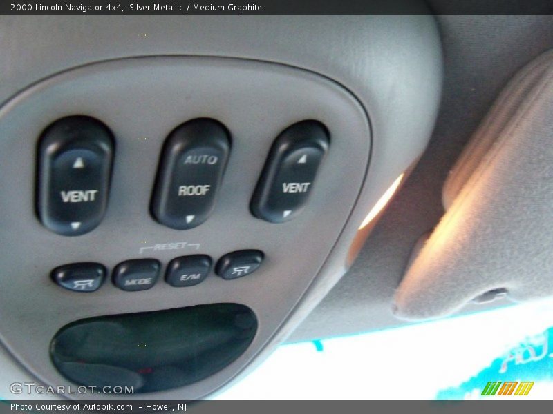 Silver Metallic / Medium Graphite 2000 Lincoln Navigator 4x4