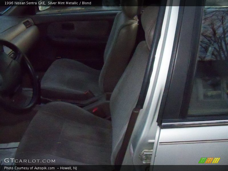 Silver Mint Metallic / Blond 1996 Nissan Sentra GXE
