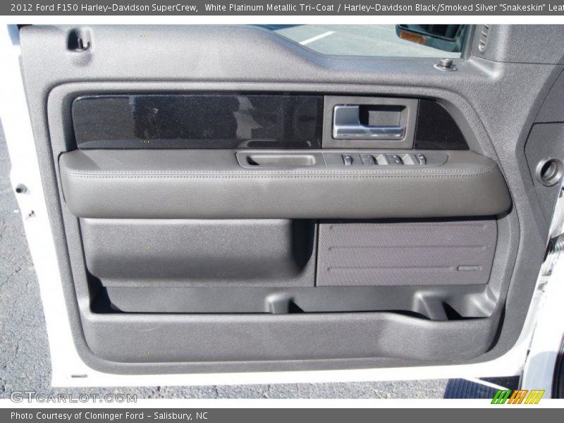 White Platinum Metallic Tri-Coat / Harley-Davidson Black/Smoked Silver 