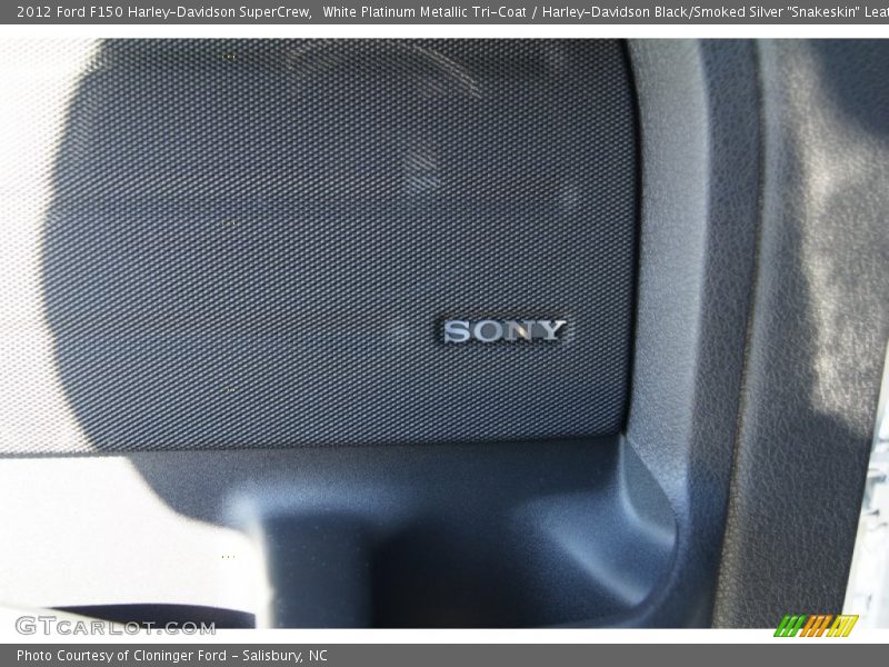 White Platinum Metallic Tri-Coat / Harley-Davidson Black/Smoked Silver 