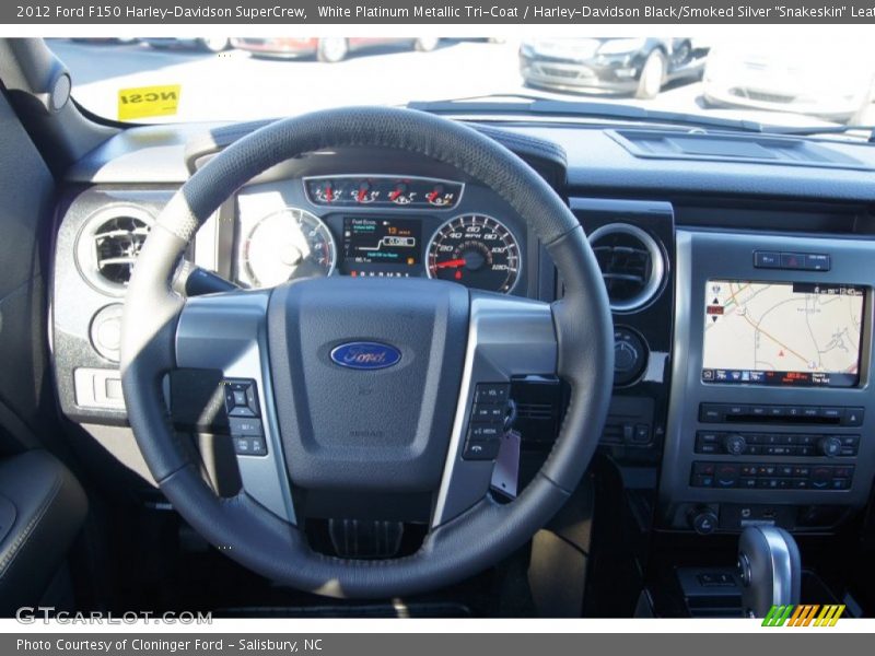 White Platinum Metallic Tri-Coat / Harley-Davidson Black/Smoked Silver 