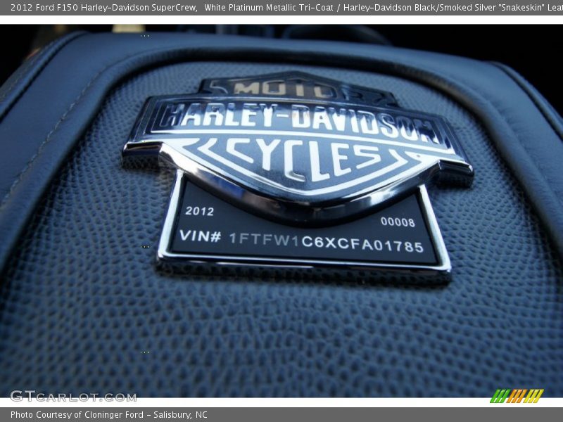 White Platinum Metallic Tri-Coat / Harley-Davidson Black/Smoked Silver 