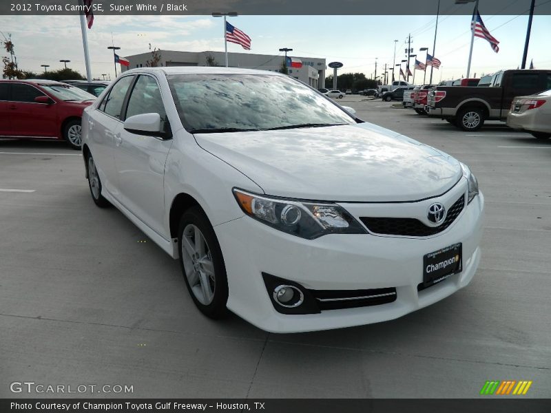 Super White / Black 2012 Toyota Camry SE