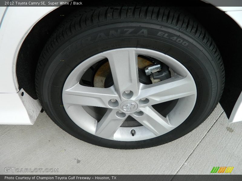 Super White / Black 2012 Toyota Camry SE