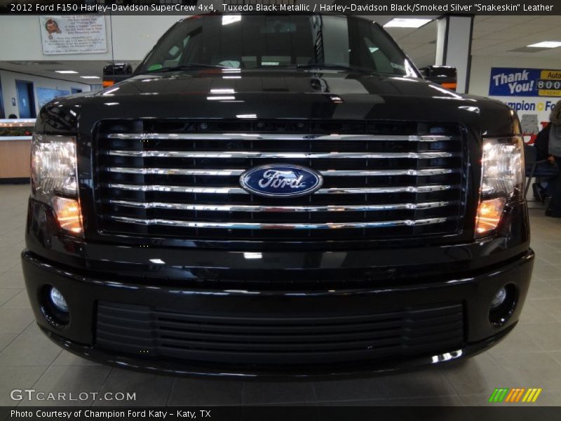 Tuxedo Black Metallic / Harley-Davidson Black/Smoked Silver 