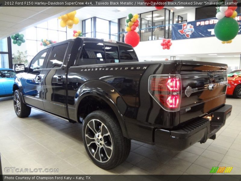 Tuxedo Black Metallic / Harley-Davidson Black/Smoked Silver 