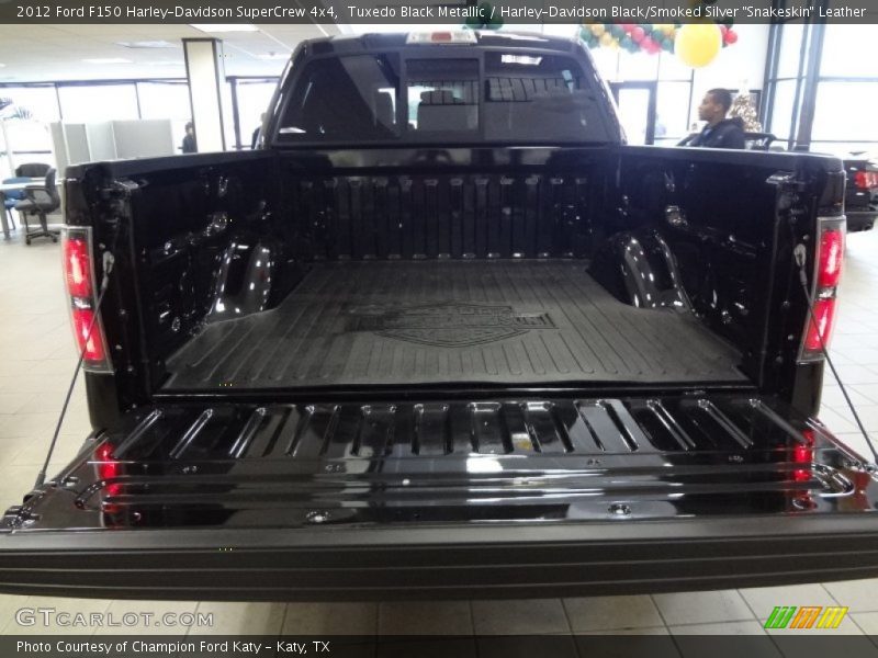 Tuxedo Black Metallic / Harley-Davidson Black/Smoked Silver 