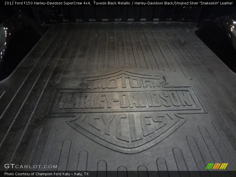 Tuxedo Black Metallic / Harley-Davidson Black/Smoked Silver 