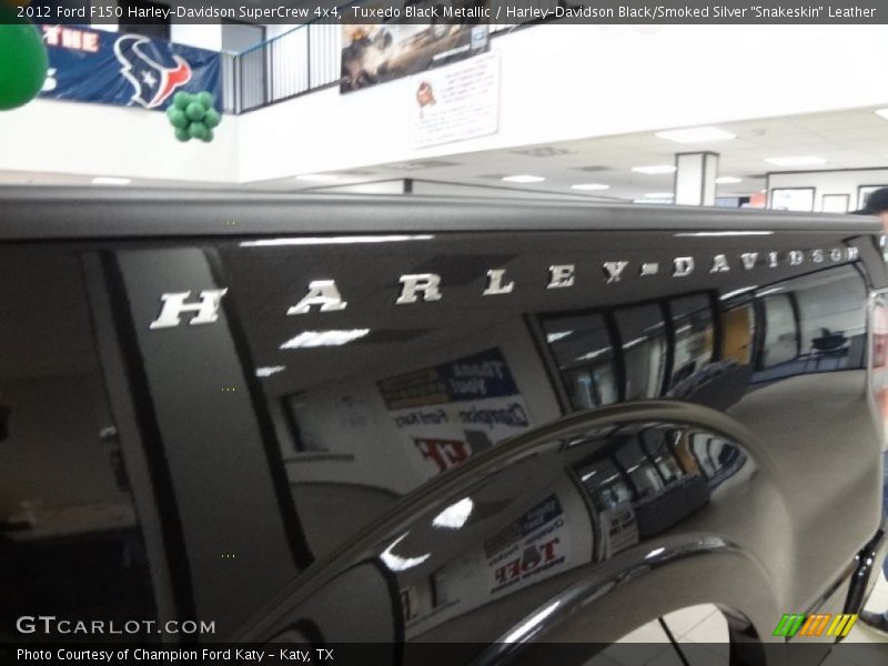 Tuxedo Black Metallic / Harley-Davidson Black/Smoked Silver 