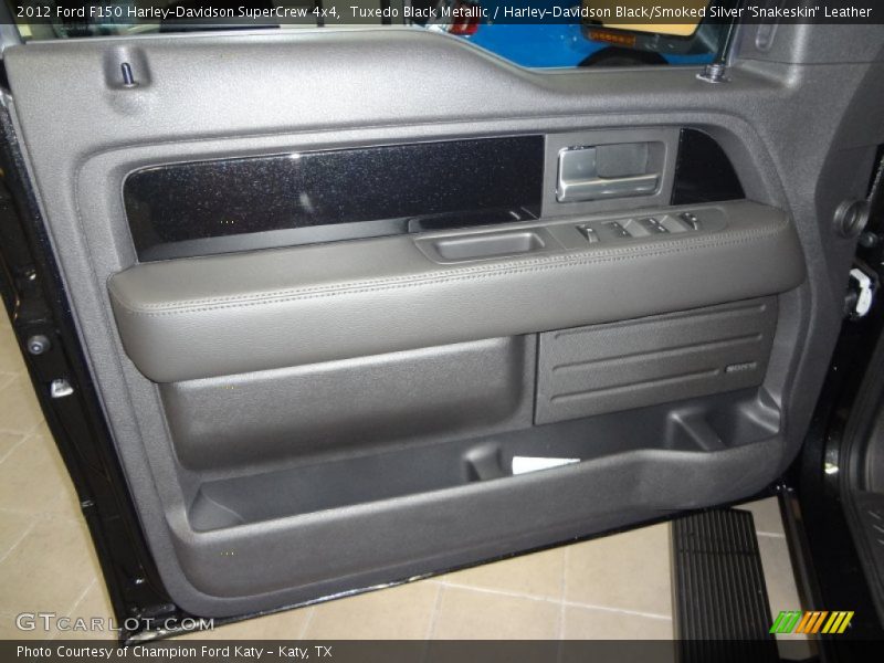 Tuxedo Black Metallic / Harley-Davidson Black/Smoked Silver 