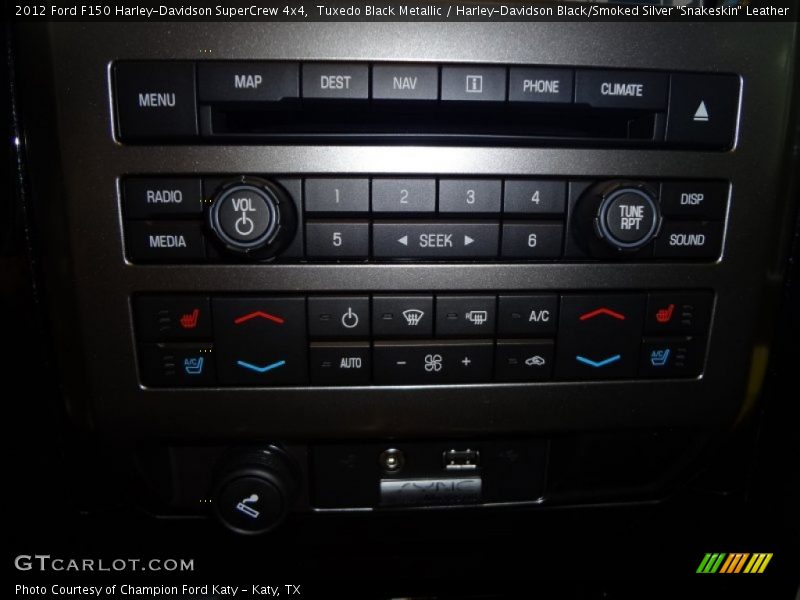 Tuxedo Black Metallic / Harley-Davidson Black/Smoked Silver 