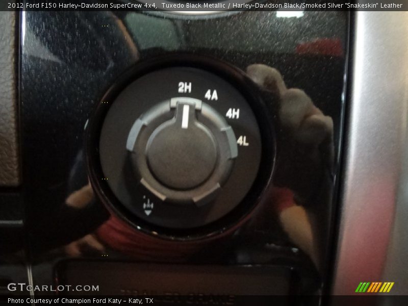 Tuxedo Black Metallic / Harley-Davidson Black/Smoked Silver 