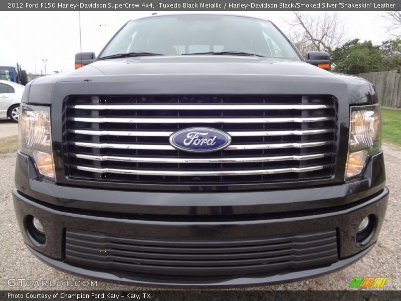 Tuxedo Black Metallic / Harley-Davidson Black/Smoked Silver 