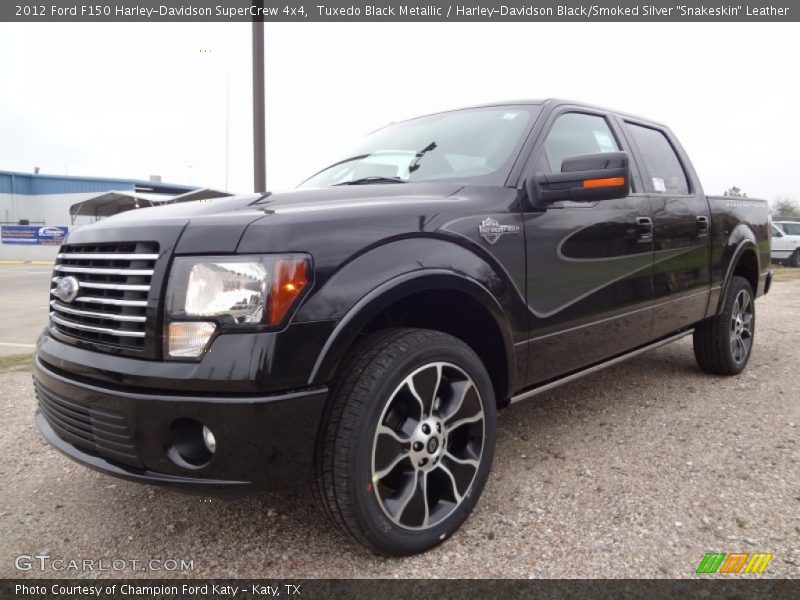 Tuxedo Black Metallic / Harley-Davidson Black/Smoked Silver 